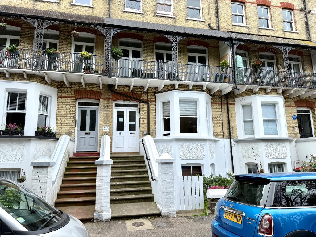 Lot: 141 - WELL PRESENTED TWO-BEDROOM FLAT - Mid-terraced block of flats